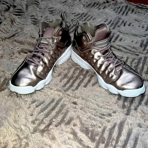 Nike Jordan Jumpman 2 - Youth 7.5 / Women’s 8.5 - Picture 1 of 4